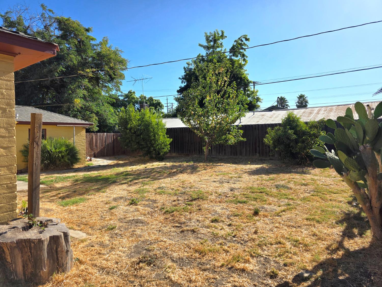 1512 Swalls Lane Modesto, CA 95358 - Photo 6 of 18 a view of a backyard of the house