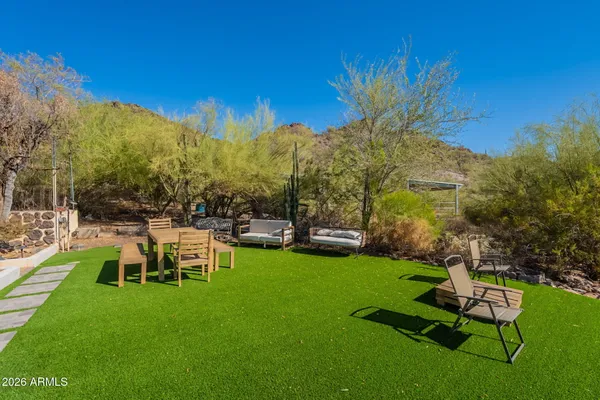a view of a backyard