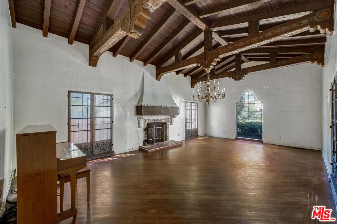6220 Warner Drive Los Angeles, CA 90048 - Photo 11 of 44 a view of an empty room with wooden floor and a window