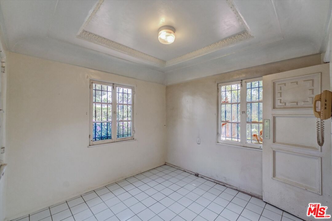 6220 Warner Drive Los Angeles, CA 90048 - Photo 16 of 44 an empty room with windows