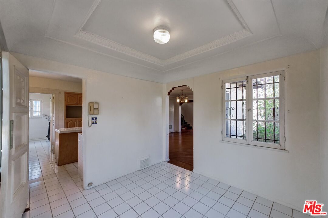 6220 Warner Drive Los Angeles, CA 90048 - Photo 17 of 44 an empty room with windows and closet