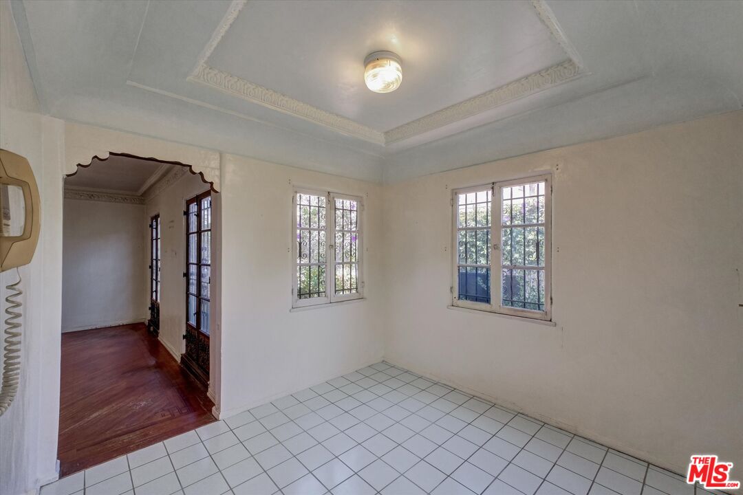 6220 Warner Drive Los Angeles, CA 90048 - Photo 18 of 44 an empty room with windows and closet