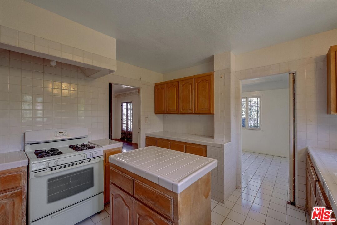 6220 Warner Drive Los Angeles, CA 90048 - Photo 19 of 44 a kitchen that has a sink and a stove