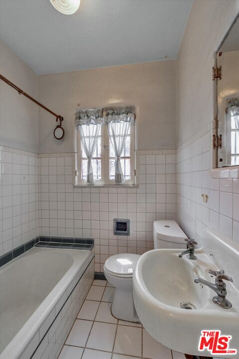 6220 Warner Drive Los Angeles, CA 90048 - Photo 21 of 44 a bathroom with a sink a toilet and bathtub