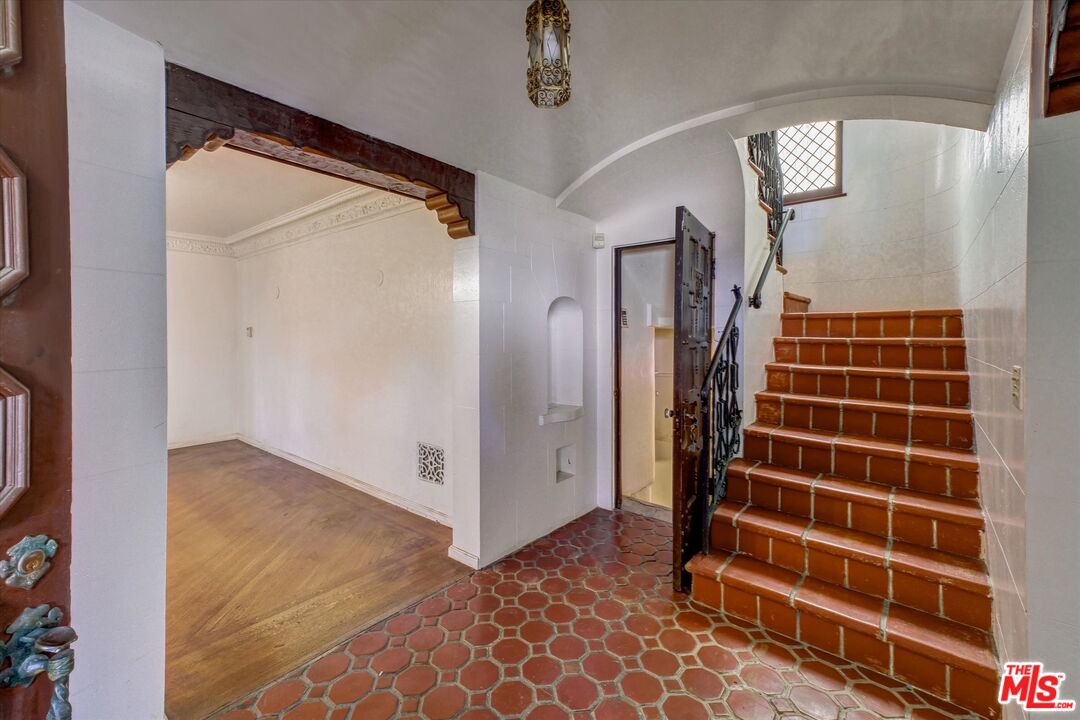 6220 Warner Drive Los Angeles, CA 90048 - Photo 25 of 44 a view of walk in closet with empty racks