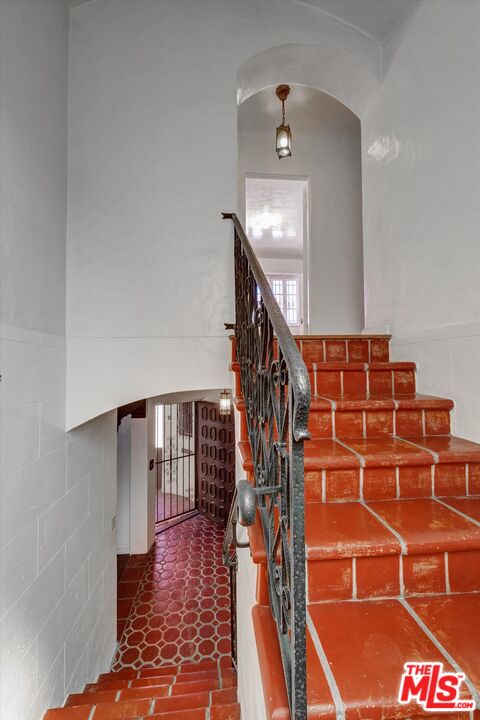 6220 Warner Drive Los Angeles, CA 90048 - Photo 26 of 44 a view of entryway with wooden floor