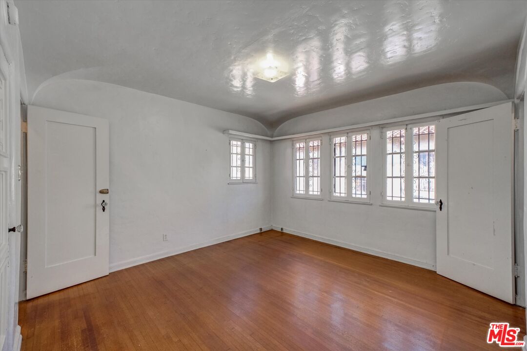 6220 Warner Drive Los Angeles, CA 90048 - Photo 29 of 44 a view of an empty room with wooden floor and a window