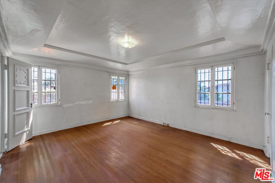6220 Warner Drive Los Angeles, CA 90048 - Photo 32 of 44 an empty room with wooden floor and windows
