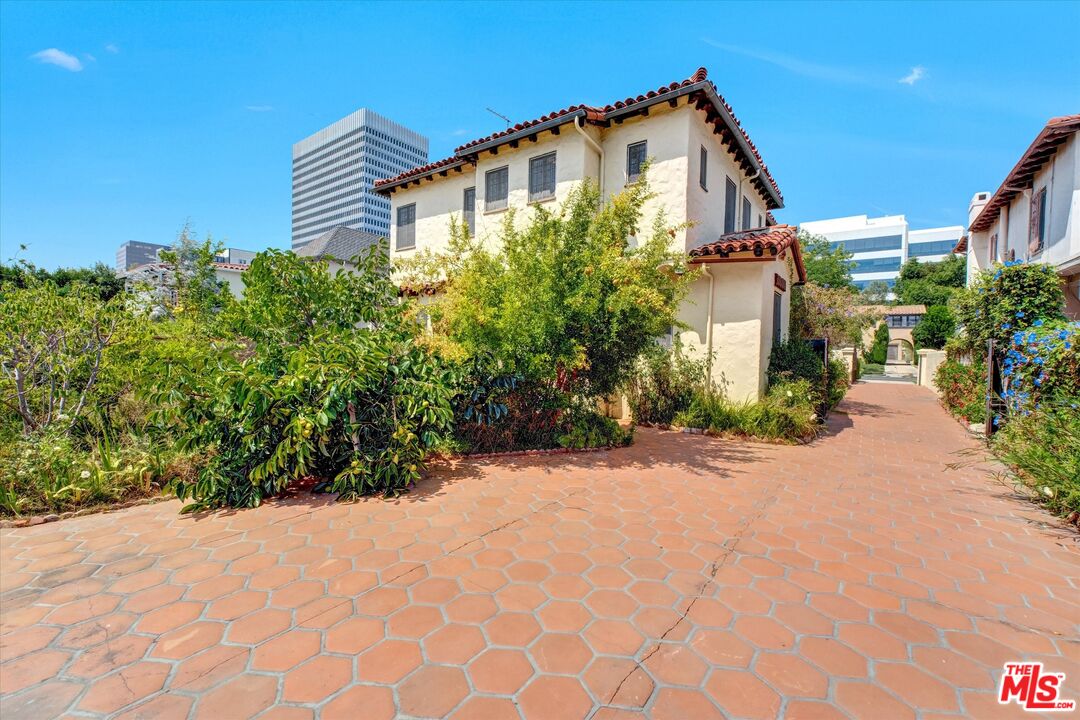 6220 Warner Drive Los Angeles, CA 90048 - Photo 37 of 44 a front view of a house with a yard