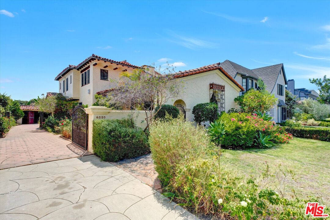 6220 Warner Drive Los Angeles, CA 90048 - Photo 4 of 44 a front view of a house with a yard