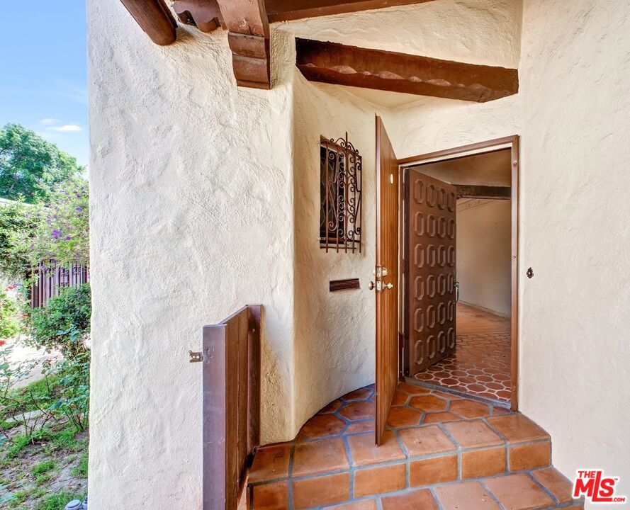 6220 Warner Drive Los Angeles, CA 90048 - Photo 5 of 44 a view of outdoor space