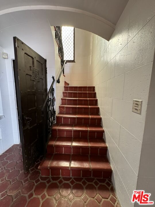 6220 Warner Drive Los Angeles, CA 90048 - Photo 6 of 44 a view of entryway