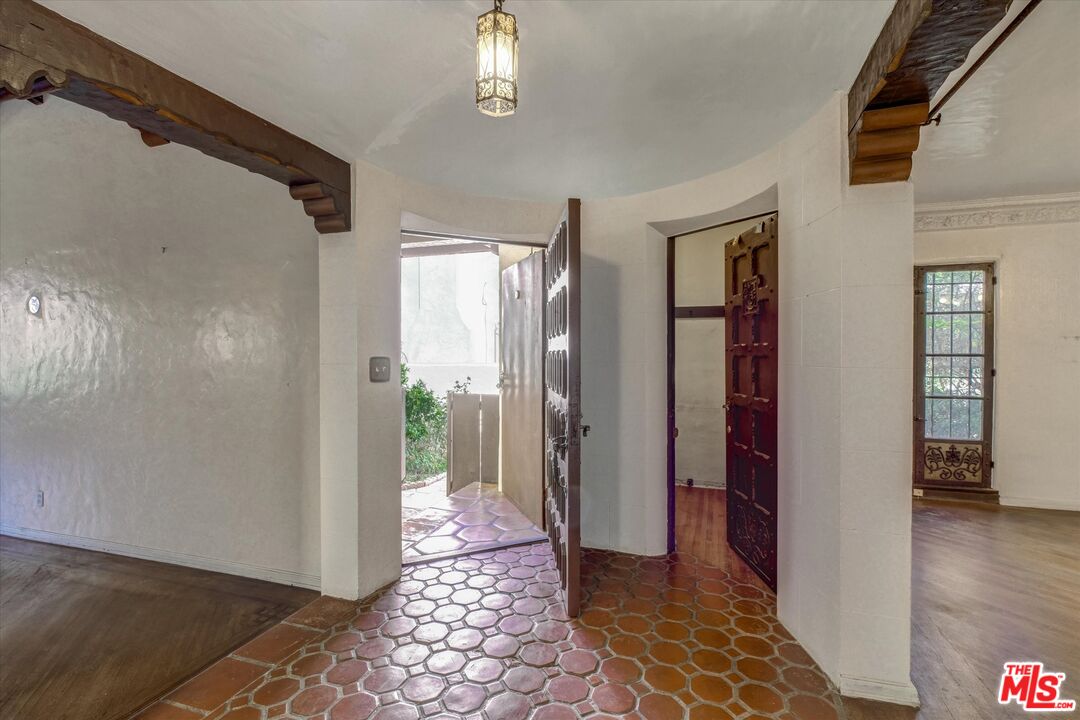 6220 Warner Drive Los Angeles, CA 90048 - Photo 8 of 44 a view of a hallway with wooden floor and a livingroom