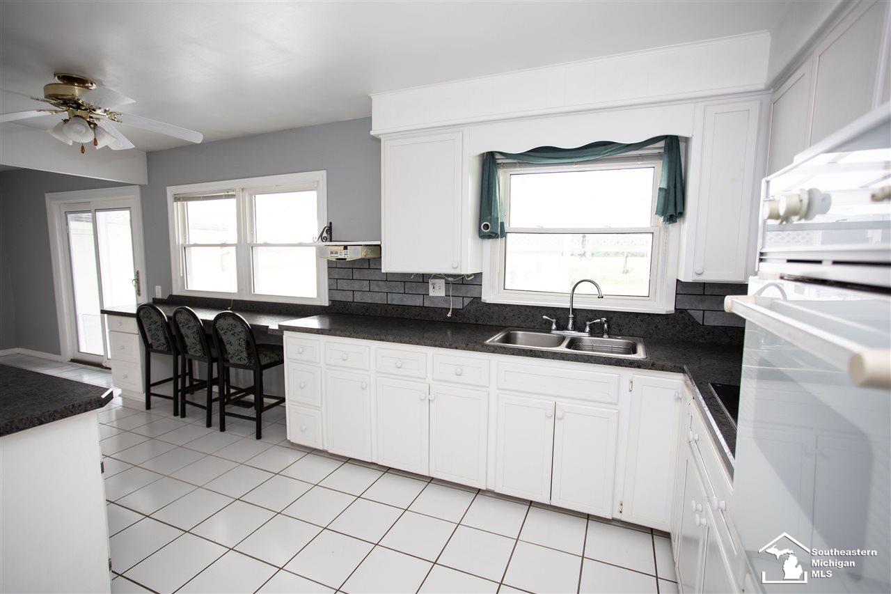 619 East Erie Road Temperance, MI 48182 - Photo 6 of 38 31392238-5.JPG