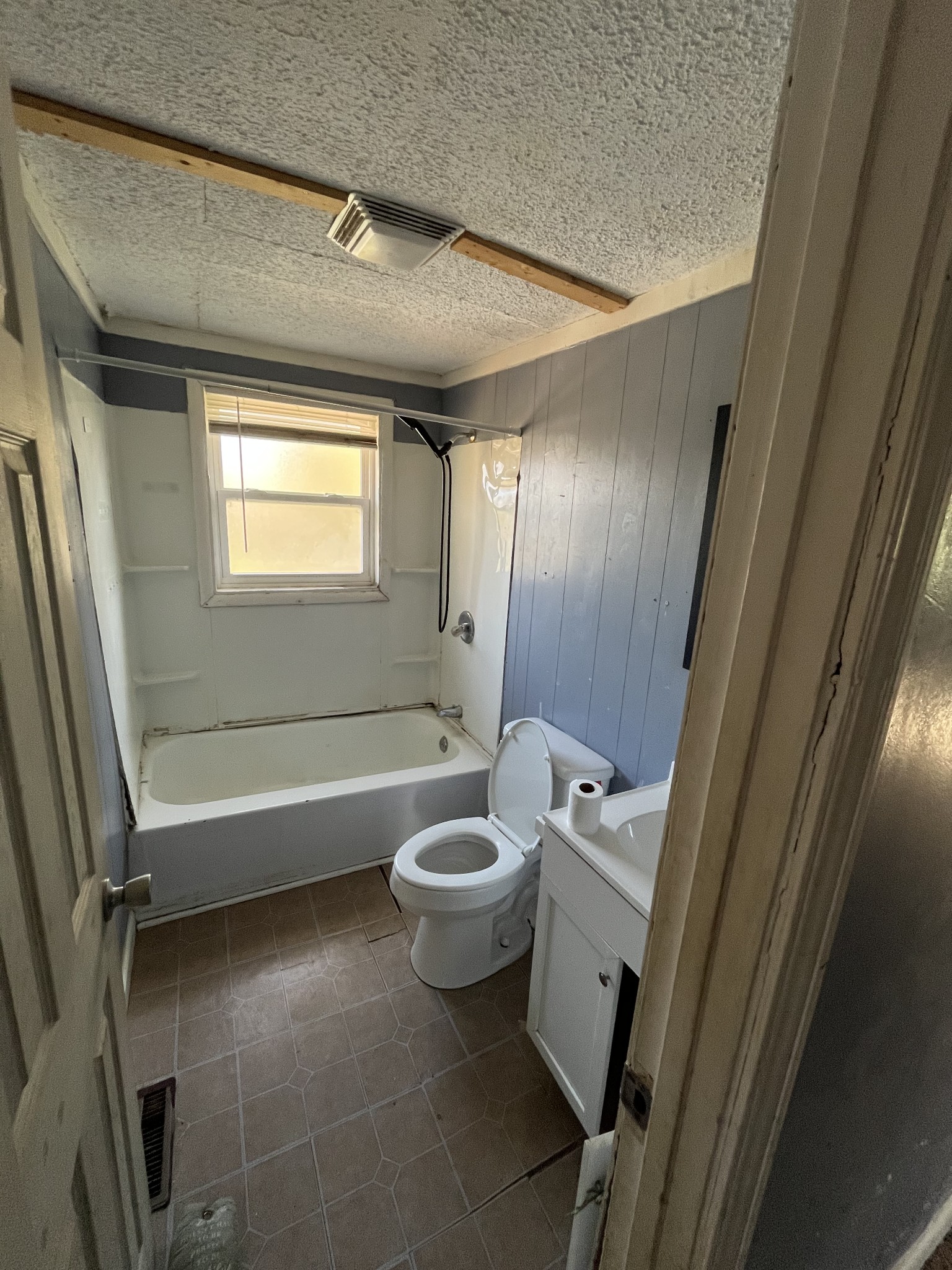 540 Austin Branch Road Portland, TN 37148 - Photo 5 of 8 a bathroom with a sink a toilet a tub and a shower