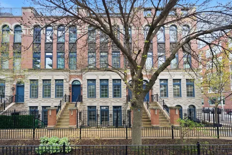 $1,050,000 | 367 West Superior Street, Unit B, Chicago, IL 60654