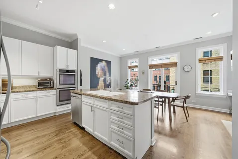 $1,050,000 | 367 West Superior Street, Unit B, Chicago, IL 60654