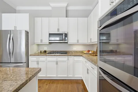 $1,050,000 | 367 West Superior Street, Unit B, Chicago, IL 60654
