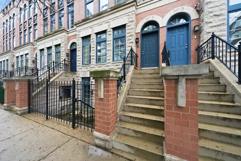 $1,050,000 | 367 West Superior Street, Unit B, Chicago, IL 60654