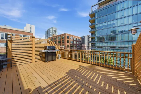 $1,050,000 | 367 West Superior Street, Unit B, Chicago, IL 60654