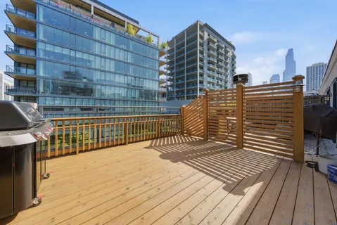 $1,050,000 | 367 West Superior Street, Unit B, Chicago, IL 60654