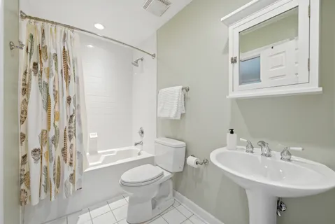 $1,050,000 | 367 West Superior Street, Unit B, Chicago, IL 60654