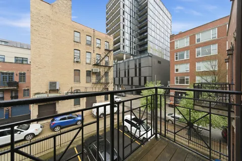 $1,050,000 | 367 West Superior Street, Unit B, Chicago, IL 60654