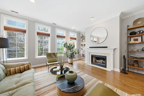 $1,050,000 | 367 West Superior Street, Unit B, Chicago, IL 60654