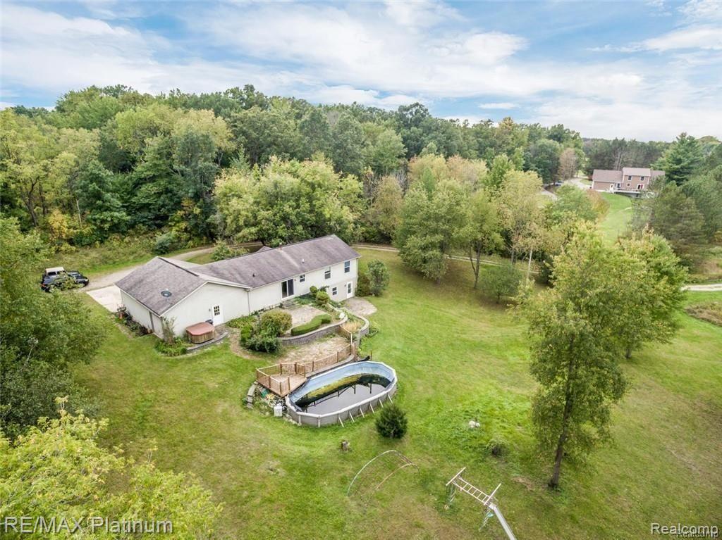 6410 Hartland Road Fenton, MI 48430 - Photo 5 of 11 GetMedia (10).jpg