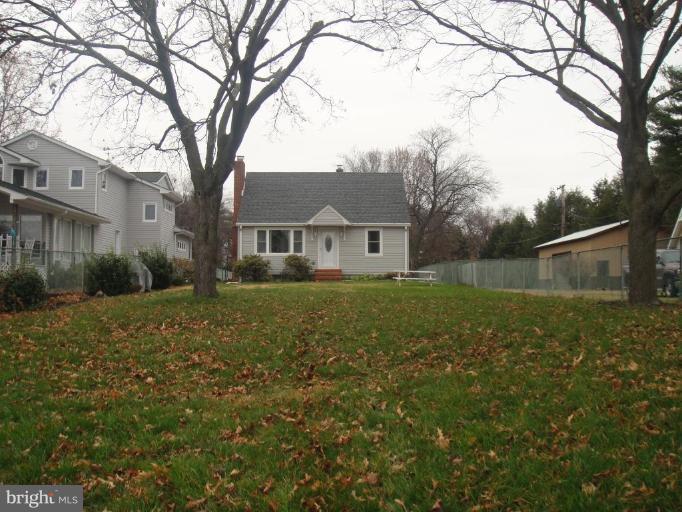 1891 Poplar Ridge Road Pasadena, MD 21122 - Photo 12 of 21 Beautiful Front Yard. Great for entertaining.