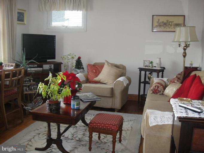 1891 Poplar Ridge Road Pasadena, MD 21122 - Photo 14 of 21 Living Room