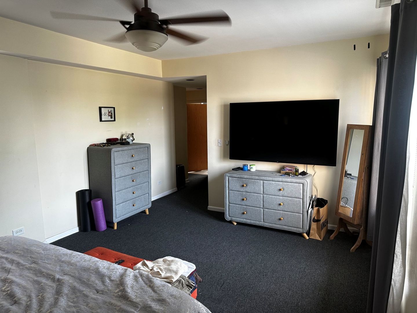 4014 South Drexel Boulevard, Unit 4R Chicago, IL 60653 - Photo 14 of 23 a bedroom with a bed and flat tv screen