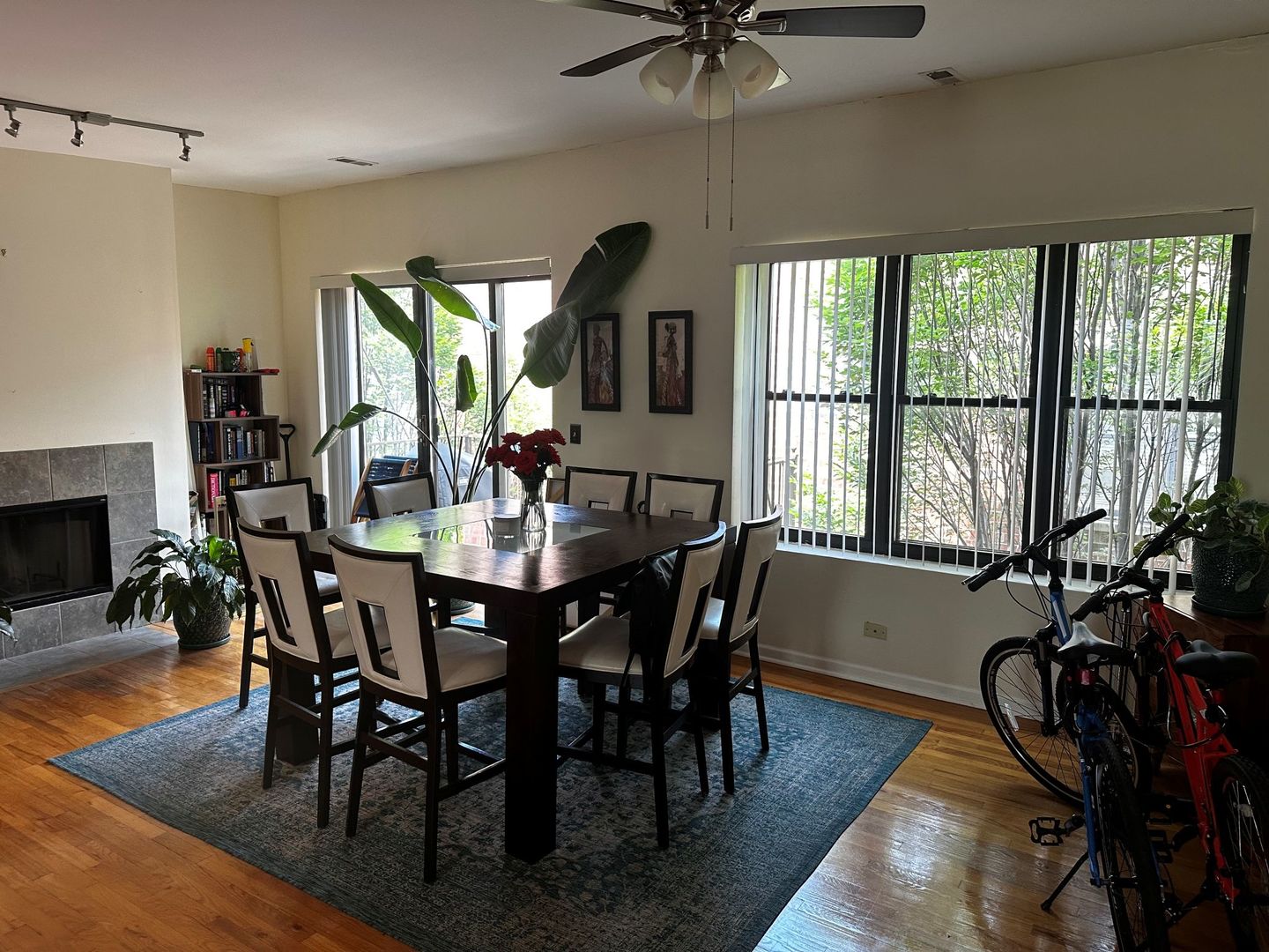 4014 South Drexel Boulevard, Unit 4R Chicago, IL 60653 - Photo 3 of 23 a view of a a dining room with furniture window and wooden floor