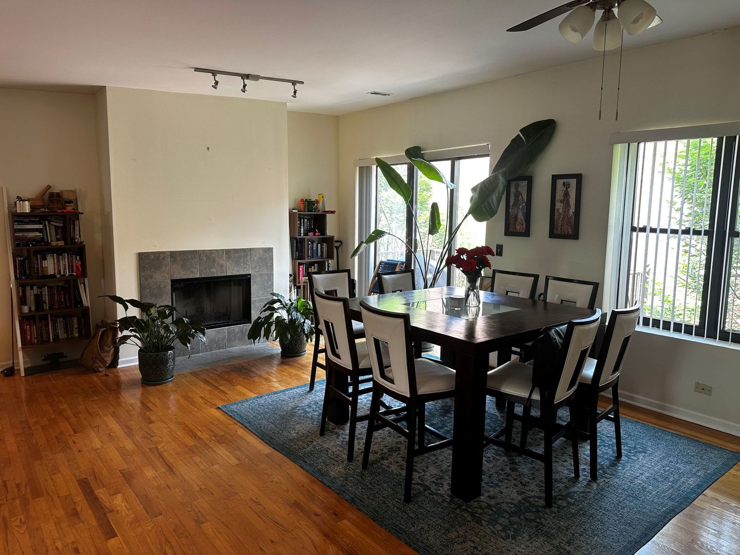 4014 South Drexel Boulevard, Unit 4R Chicago, IL 60653 - Photo 4 of 23 a dining room with furniture window and wooden floor