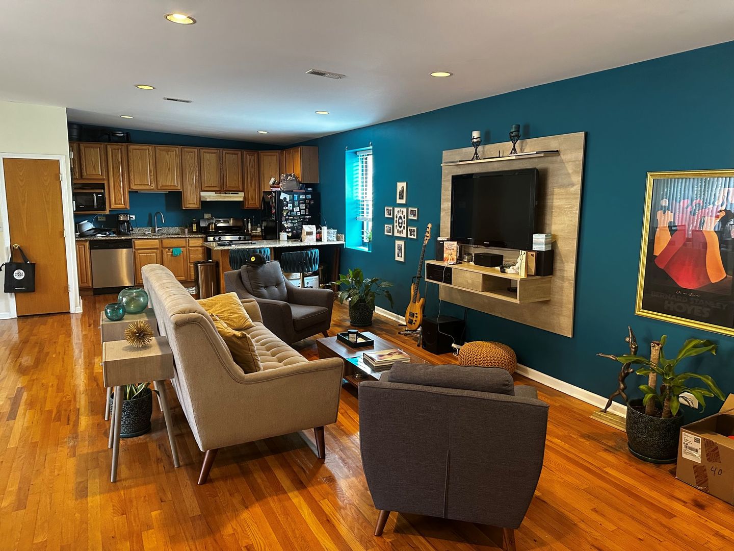 4014 South Drexel Boulevard, Unit 4R Chicago, IL 60653 - Photo 5 of 23 a living room with furniture and a flat screen tv