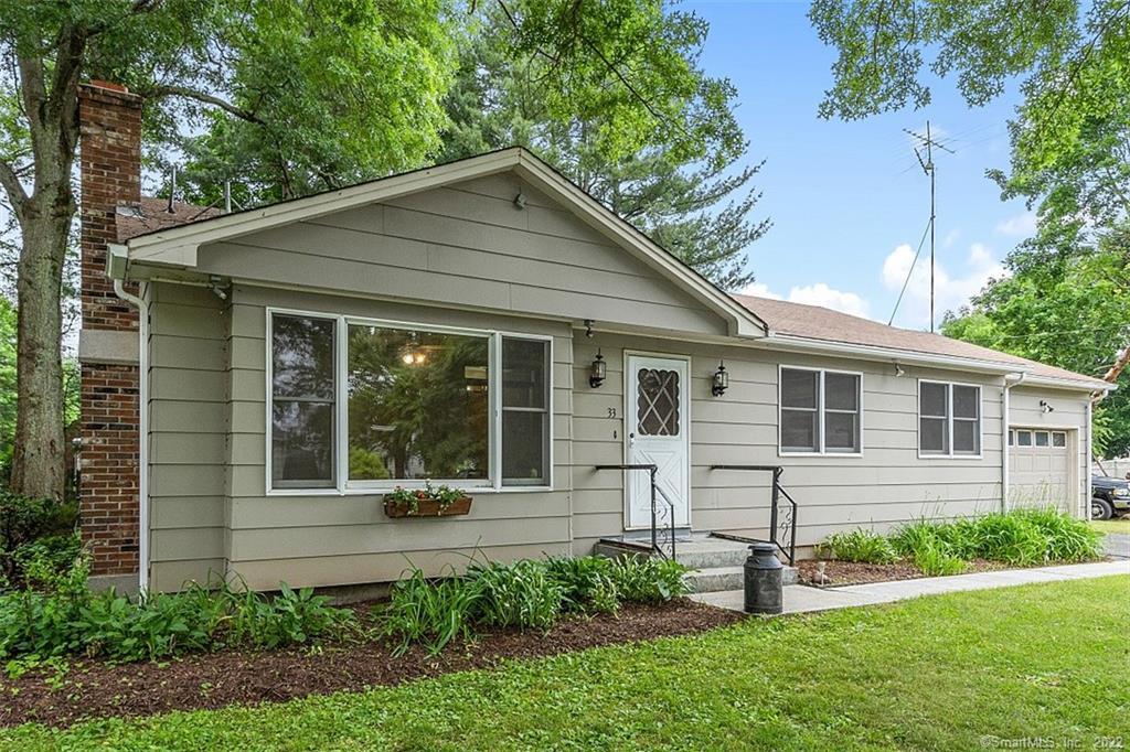 a view of front of a house with a yard