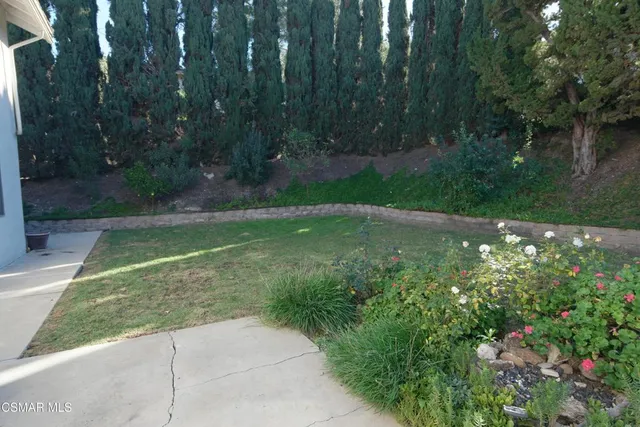 a view of a house with backyard and garden