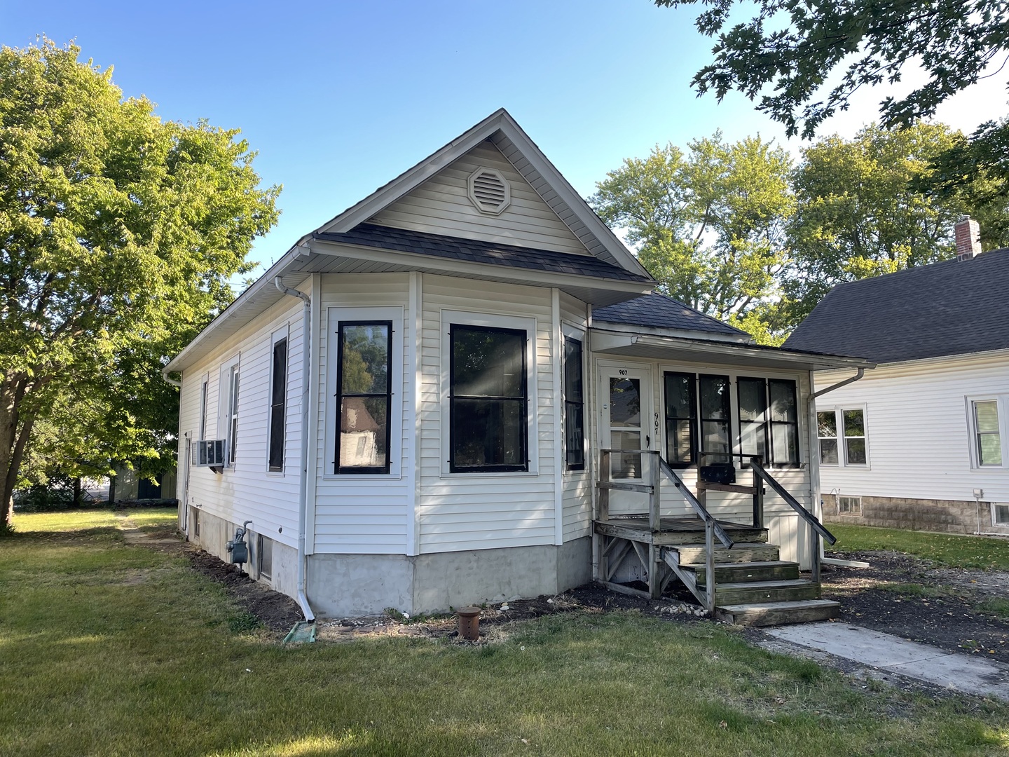 907 East Madison Street Pontiac, IL 61764 - Photo 1 of 21 a front view of a house with a yard