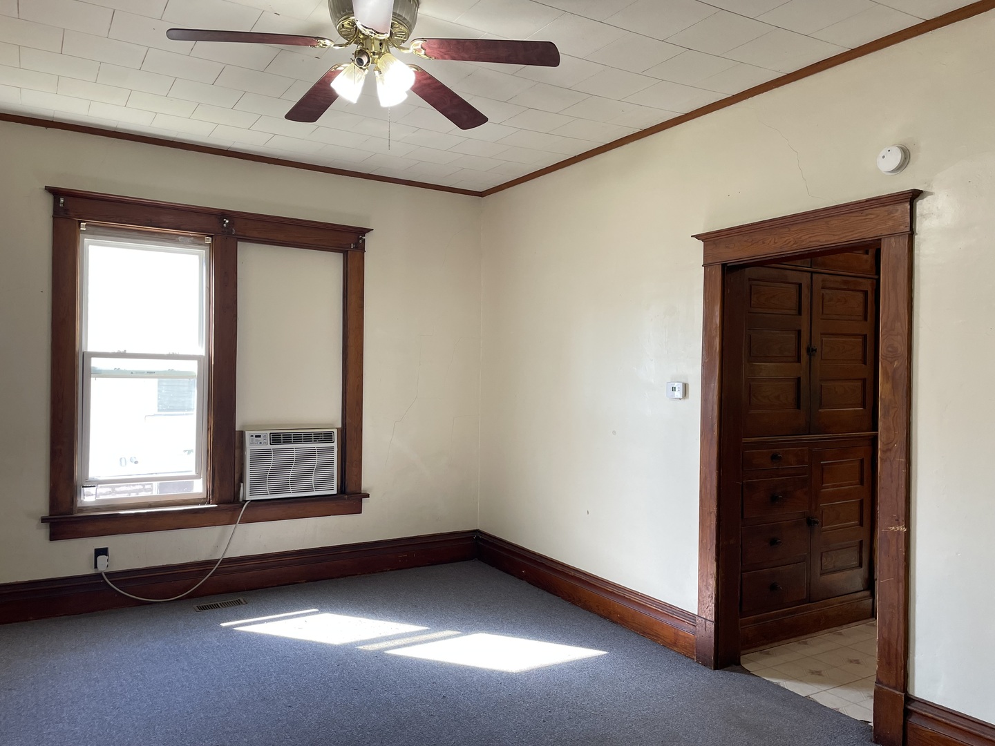 907 East Madison Street Pontiac, IL 61764 - Photo 11 of 21 an empty room with windows and fan