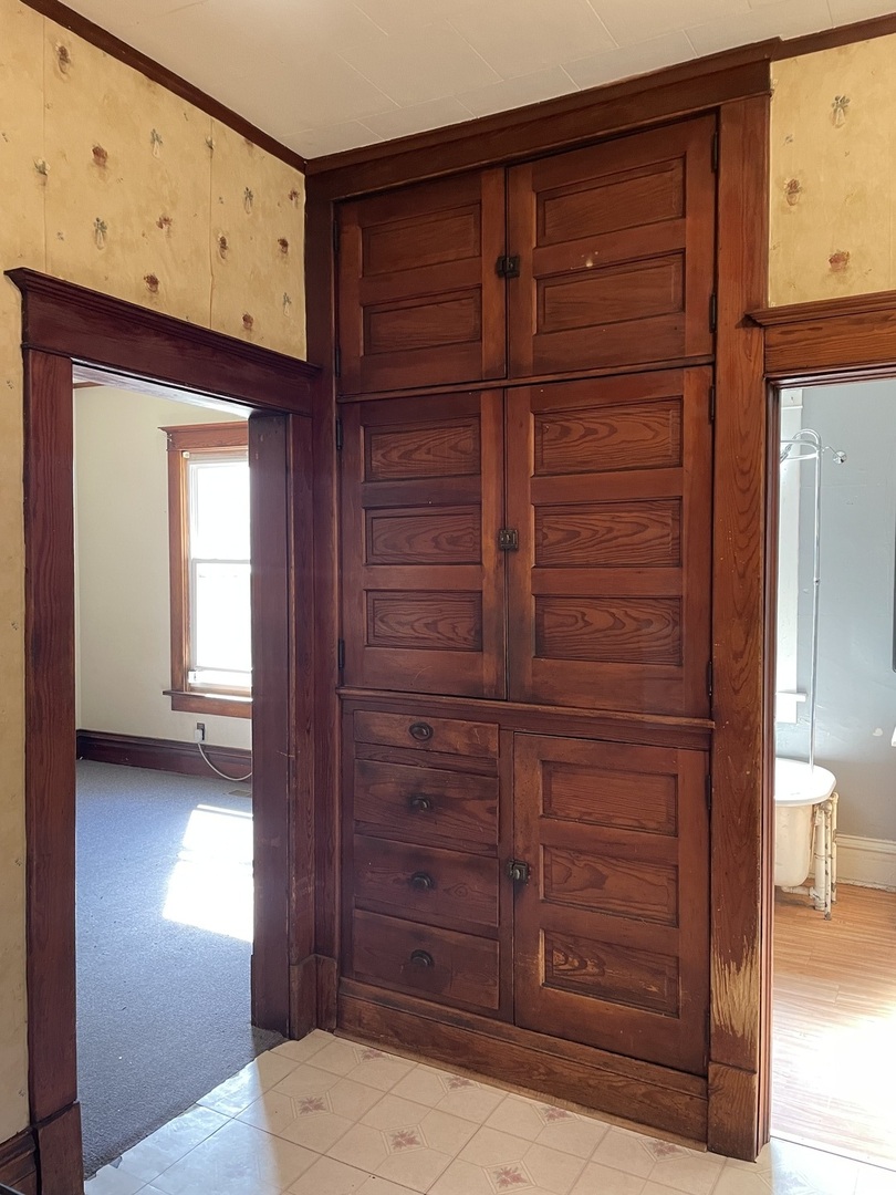 907 East Madison Street Pontiac, IL 61764 - Photo 14 of 21 a view of walk in closet