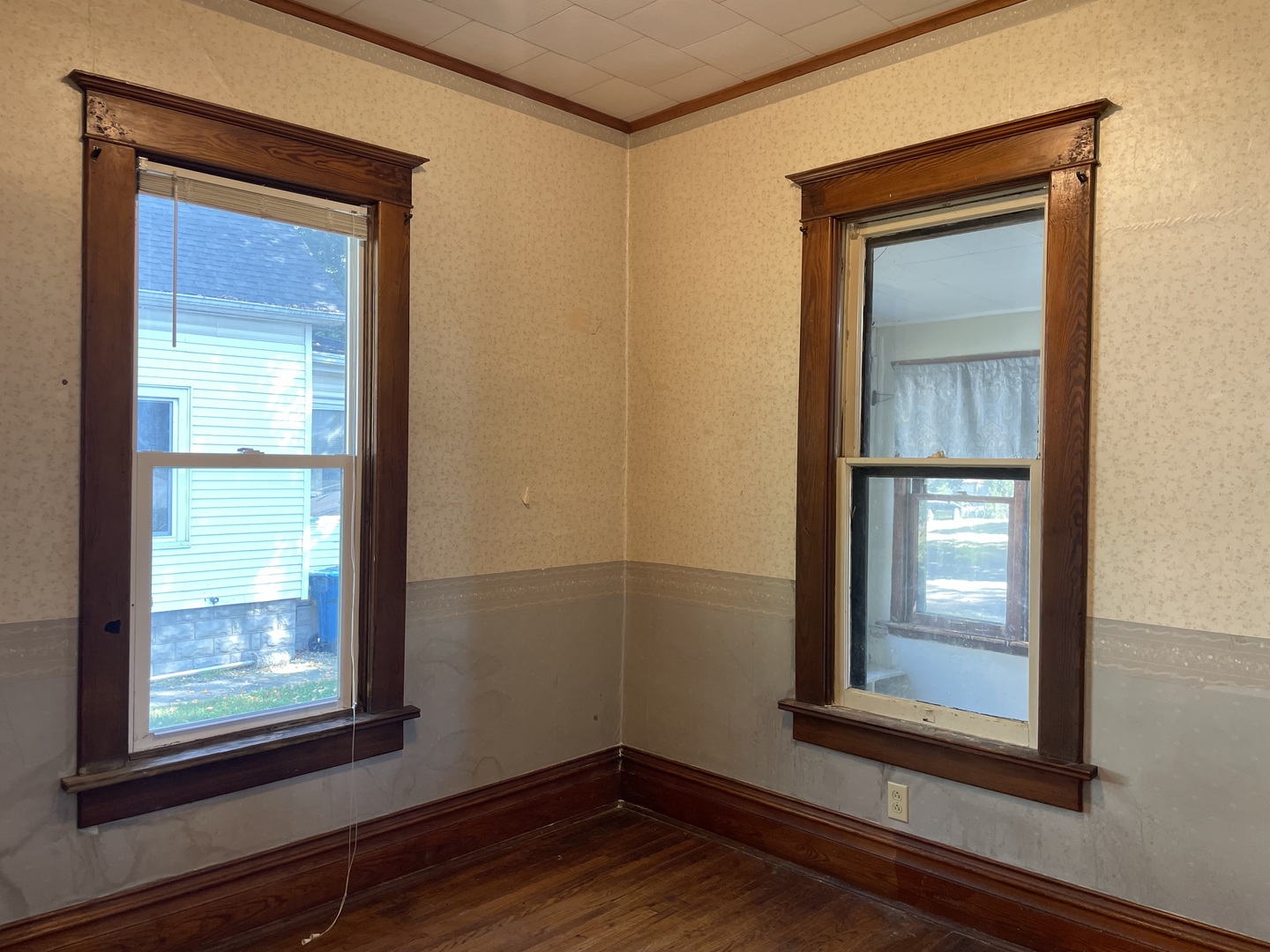 907 East Madison Street Pontiac, IL 61764 - Photo 15 of 21 a view of an front door