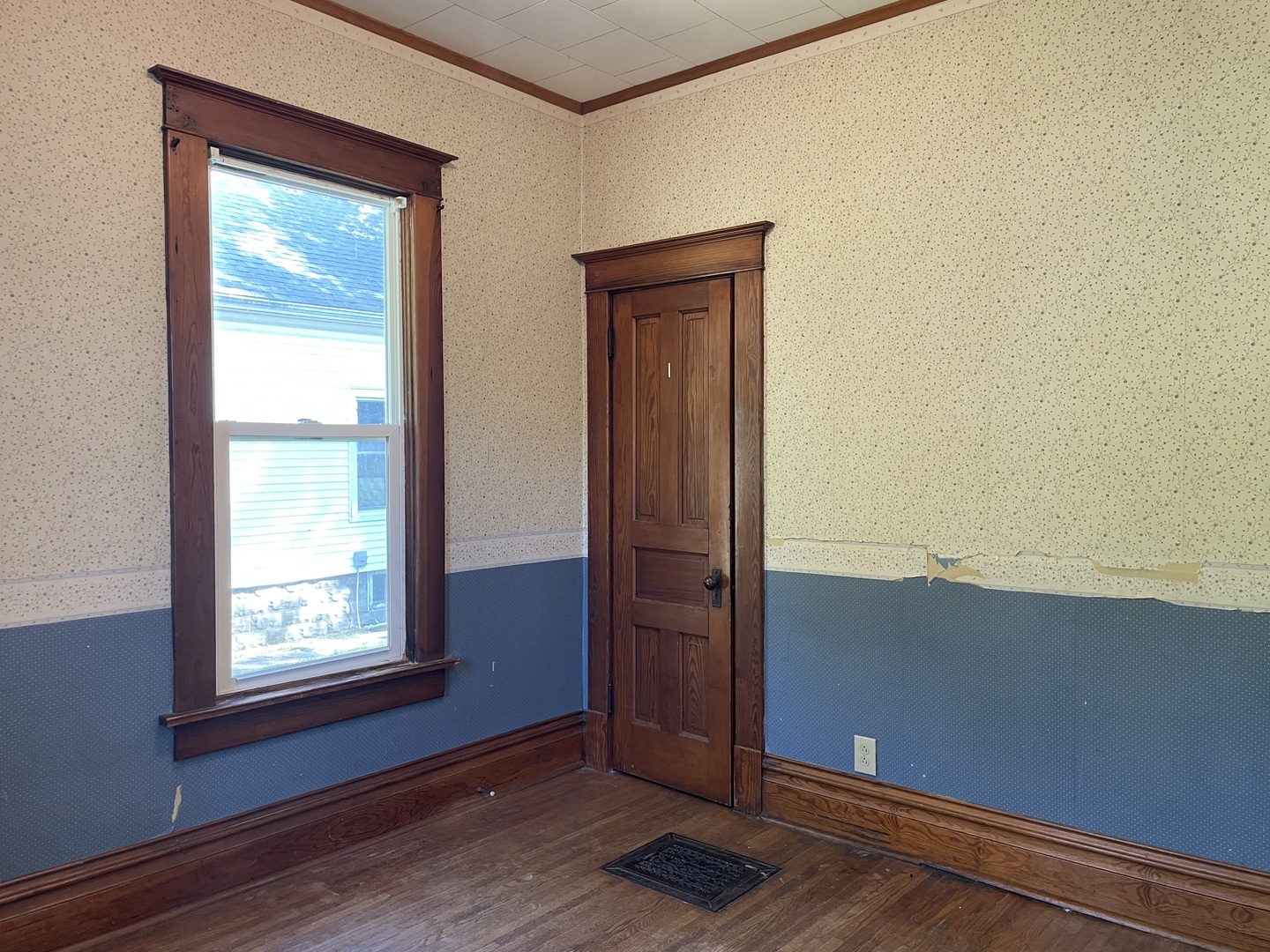 907 East Madison Street Pontiac, IL 61764 - Photo 17 of 21 a view of an empty room and window