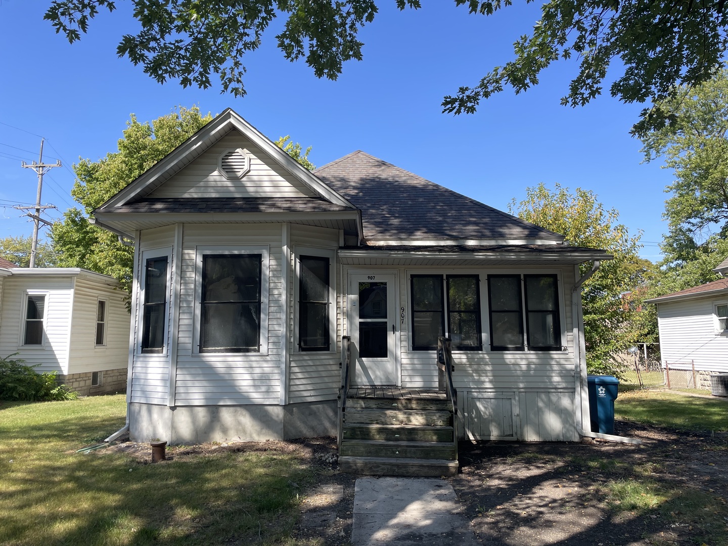 907 East Madison Street Pontiac, IL 61764 - Photo 2 of 21 a view of a house with a yard