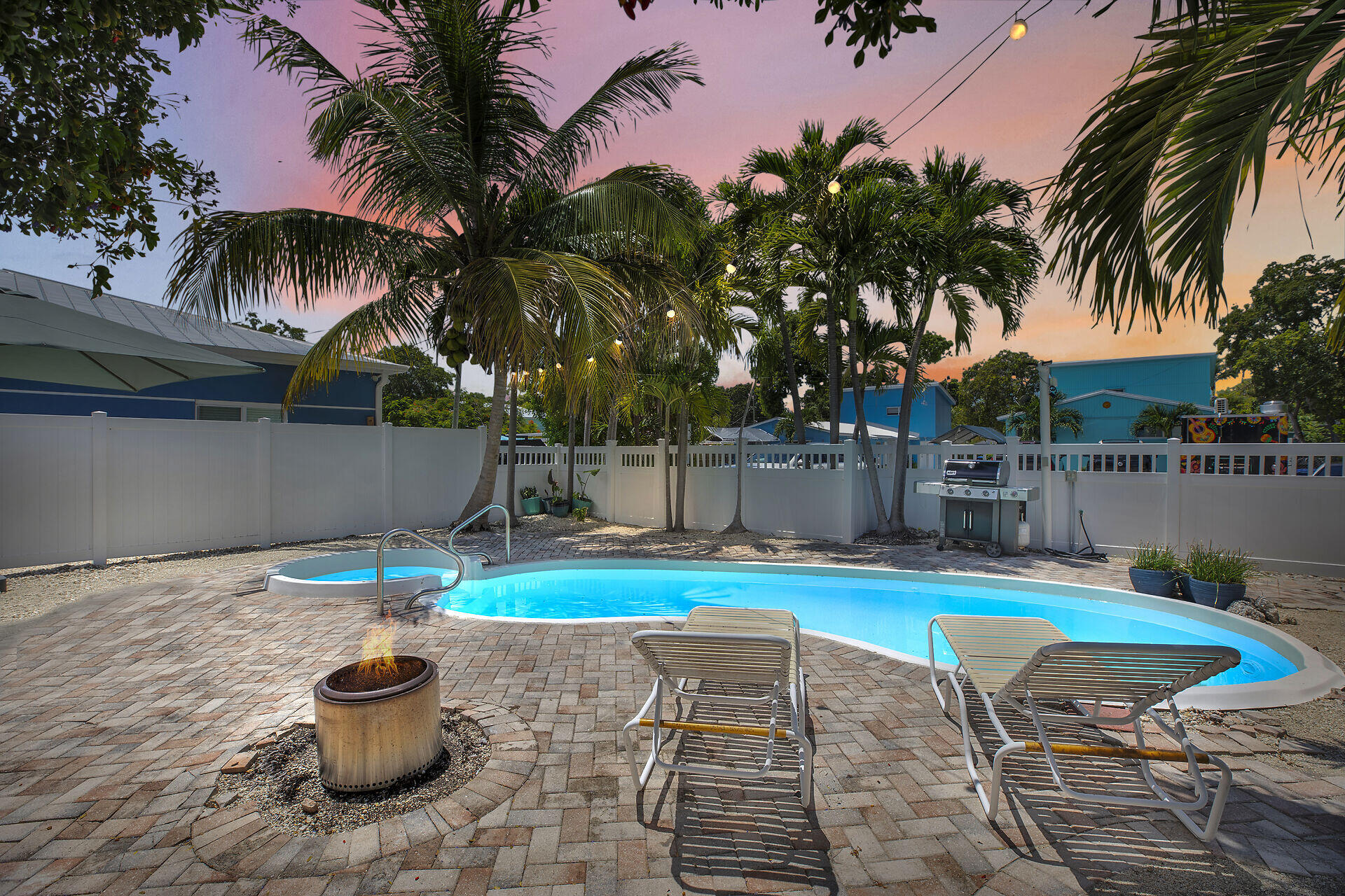 16 Janet Place Key Largo, FL 33037 - Photo 3 of 29 a view of a backyard with a potted plant