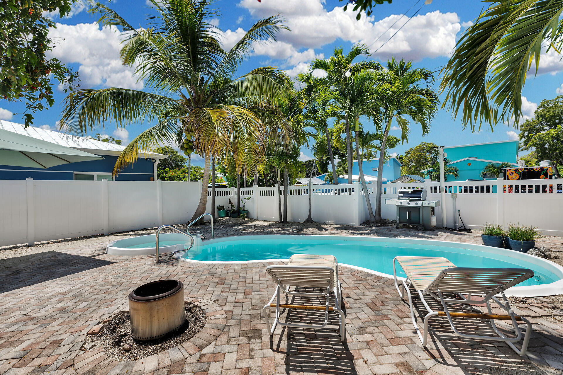 16 Janet Place Key Largo, FL 33037 - Photo 6 of 29 a view of a backyard with a patio and swimming pool