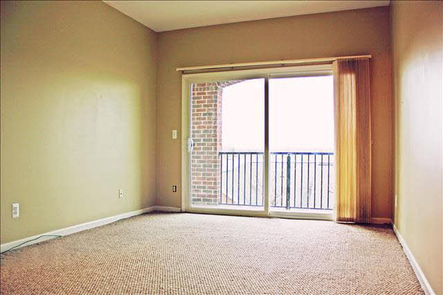2765 Riverside Drive Trenton, MI 48183 - Photo 8 of 21 Bedroom With Balcony
