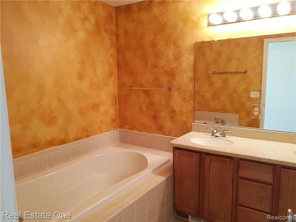 1429 Raliegh Place, Unit 99 Troy, MI 48084 - Photo 15 of 22