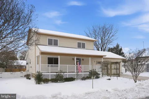 a picture of a white and white walls