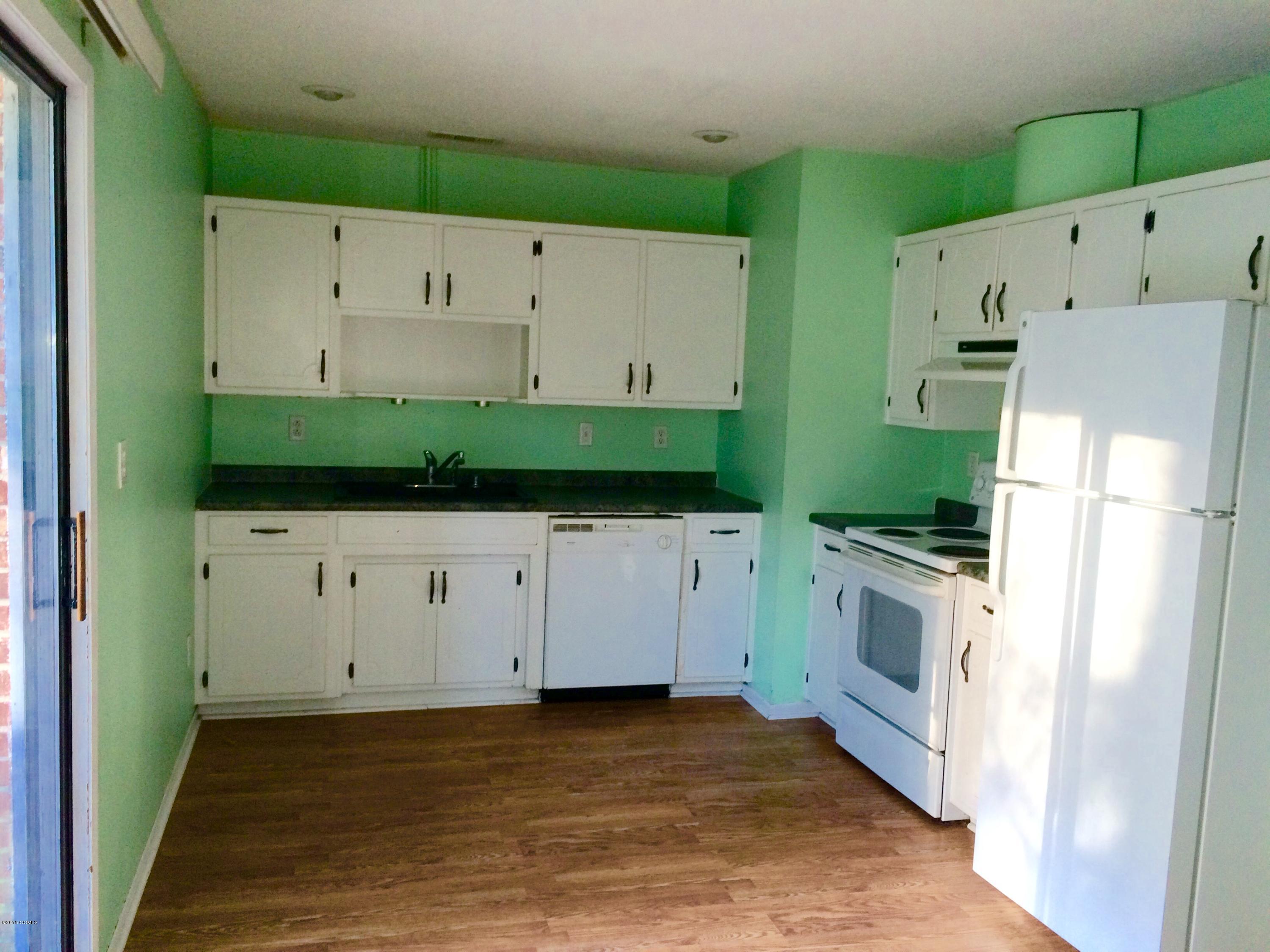 370 McCabe Road Newport, NC 28570 - Photo 6 of 13 Kitchen