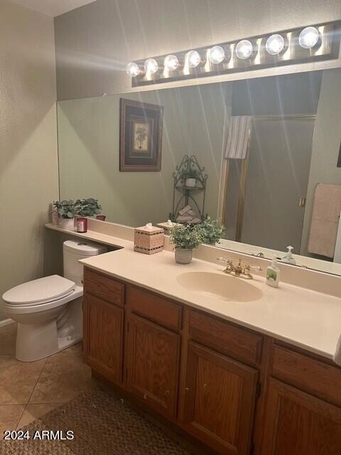8700 East Mountain View Road, Unit 1058 Scottsdale, AZ 85258 - Photo 18 of 31 a bathroom with a toilet sink and mirror